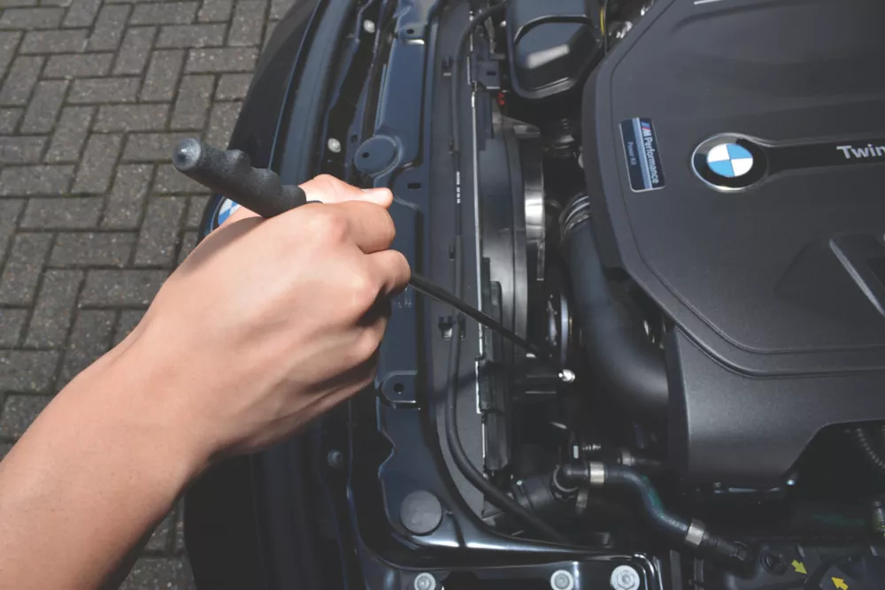 Hilka Pro-Craft Telescopic Magnetic Pick-Up Tool With LED Light 4 Hilka Pro-Craft Telescopic Magnetic Pick-Up Tool With LED Light - Image 4